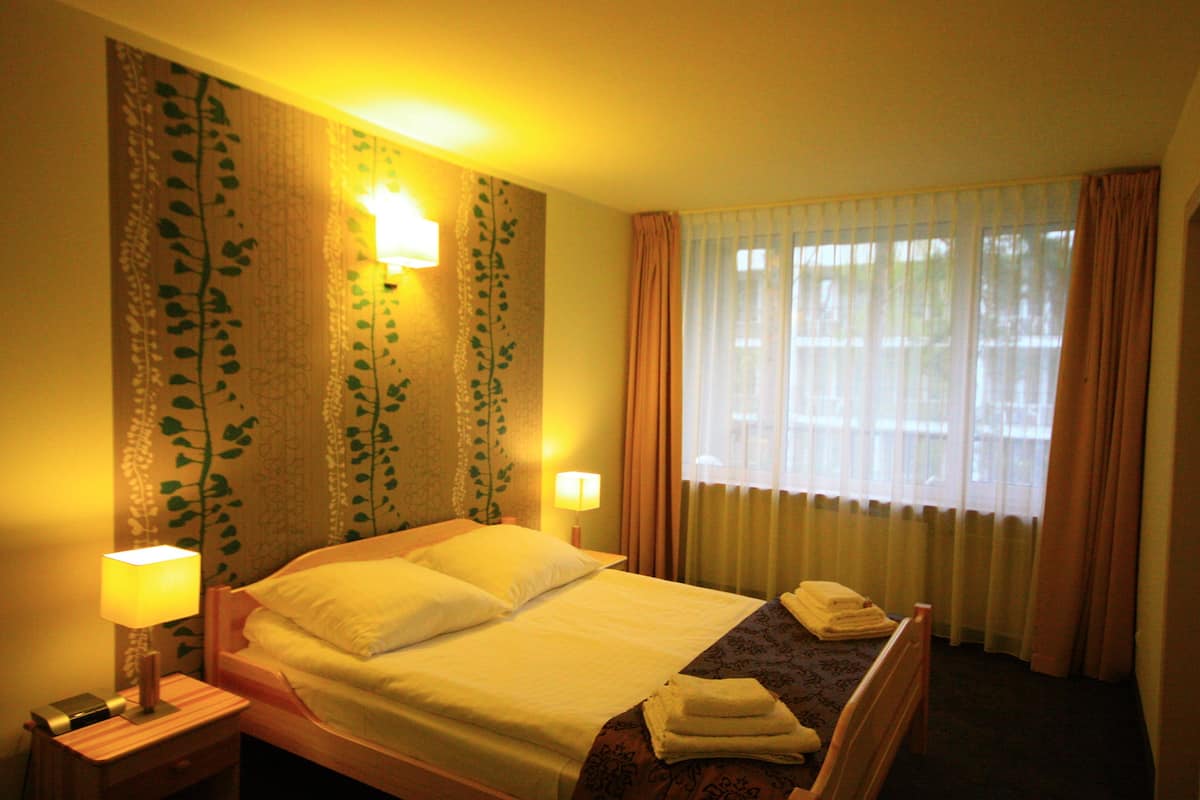 Appartement, 1 slaapkamer | Een kluis op de kamer, babybedden, extra bedden, gratis wifi