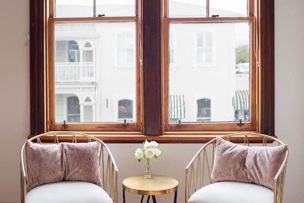 Petit Room | Premium bedding, iron/ironing board, WiFi (free), individually decorated