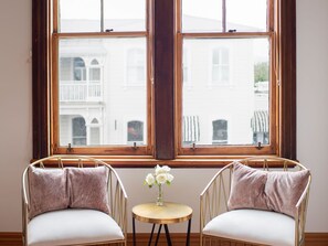 Huone, 1 keskisuuri parisänky | Ylelliset vuodevaatteet, minibaari, yksilöllisesti sisustettu