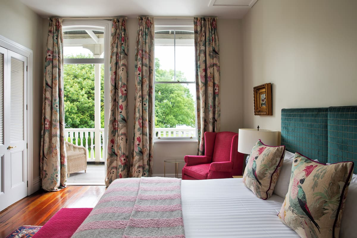 Premium bedding, iron/ironing board, free WiFi, individually decorated