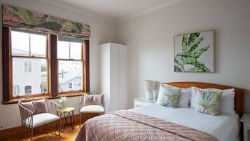 Petit Room