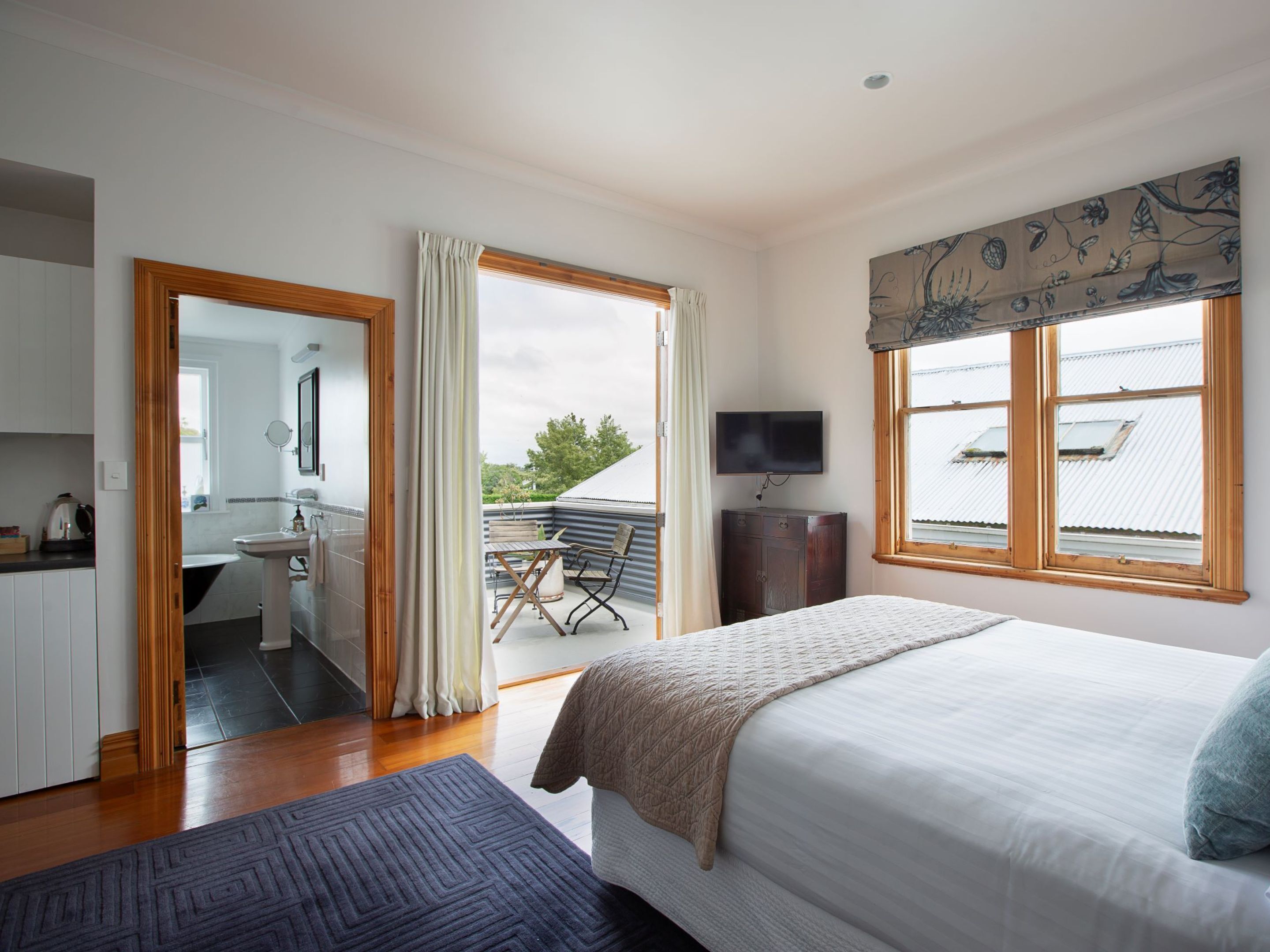 petit suite | premium bedding, minibar, individually decorated, individually furnished