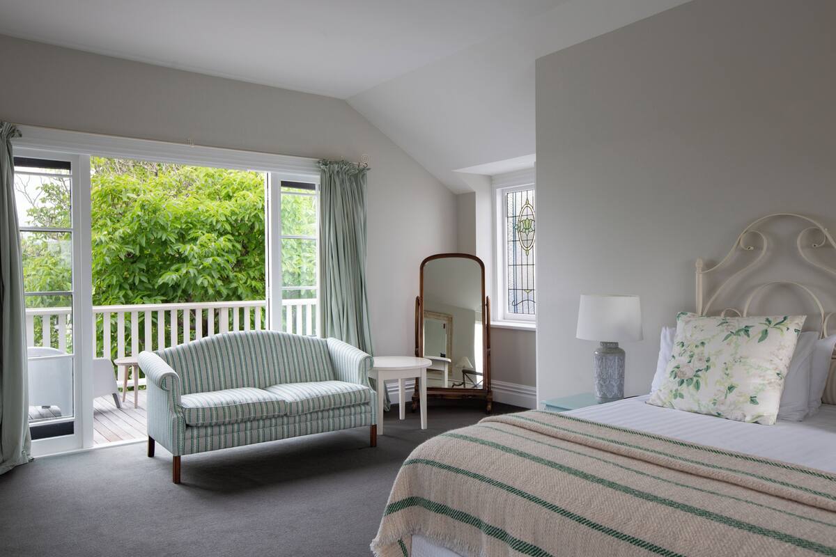 Premium bedding, iron/ironing board, free WiFi, individually decorated