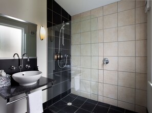 Chambre, vue sur le jardin | Salle de bain | Articles de toilette écologiques, séchoir à cheveux, peignoirs