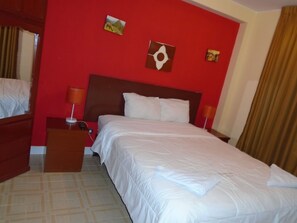 Desk, iron/ironing board, free WiFi, bed sheets - Royal Inca Hotel (Lima)