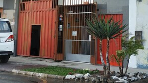A building with a sign reading "Royal Inca Hospedaje". - Royal Inca Hotel (Lima)