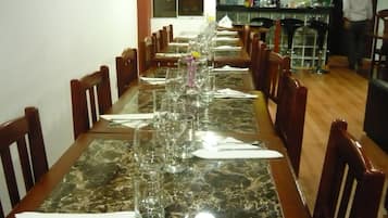 Petit déjeuner, déjeuner et dîner servis sur place
