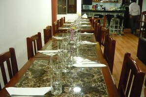 Ze serveren er ontbijt, lunch en diner 