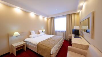 Caja de seguridad en la habitación y escritorio