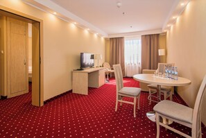 One-Bedroom Suite | Ruang keluarga | TV
