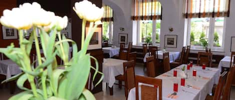 Breakfast, lunch and dinner served