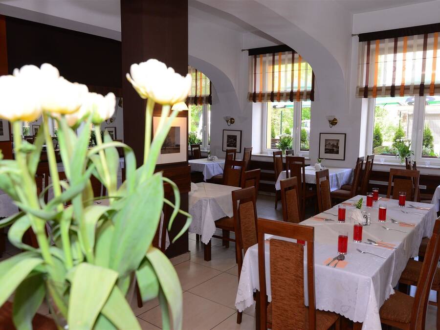 供應早餐、午餐及晚餐