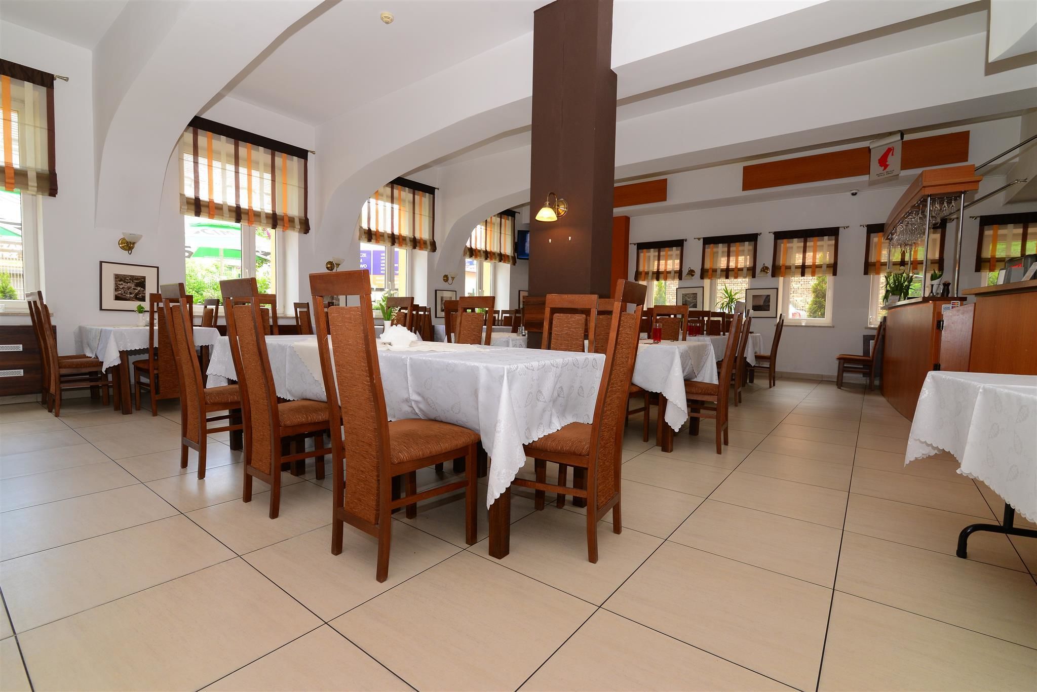 daily buffet breakfast (pln 32 per person)