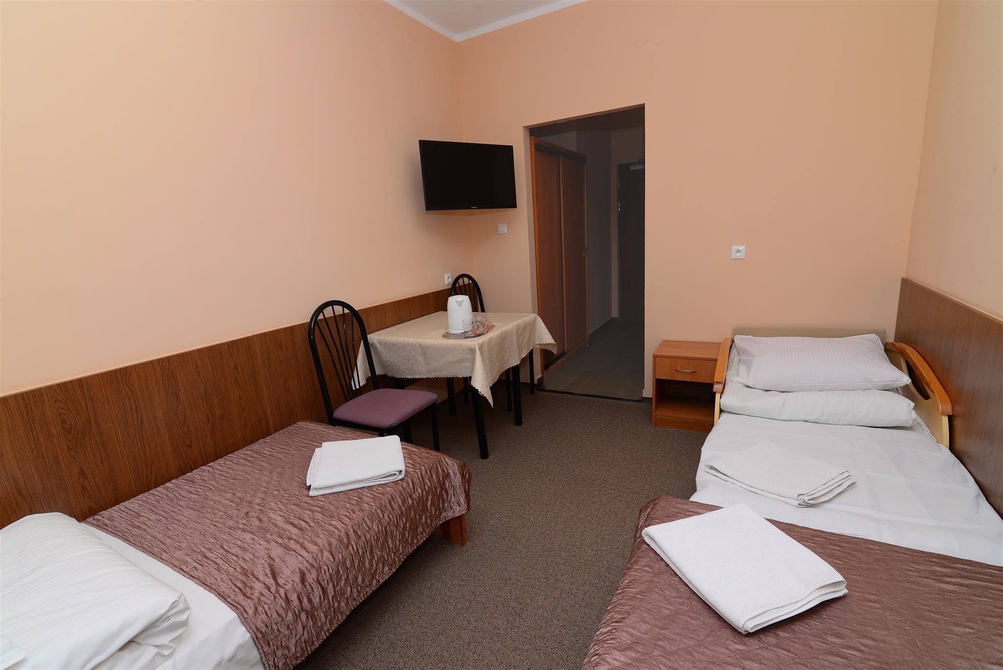 triple room | desk, iron/ironing board, free wifi, bed sheets