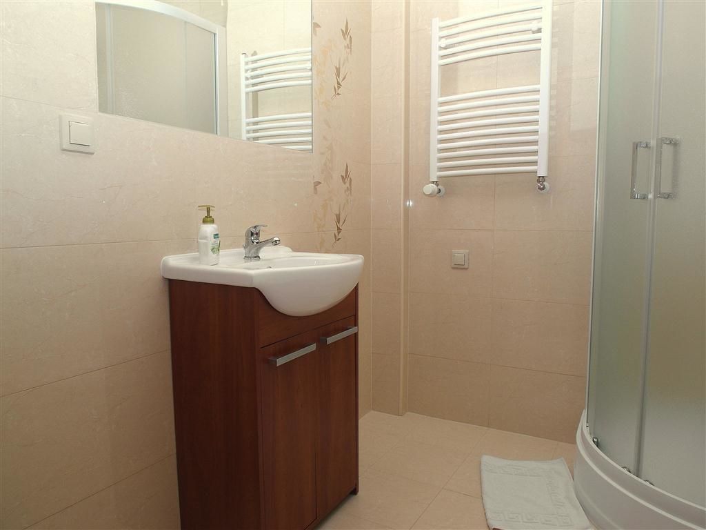 superior single room | bathroom | shower, towels