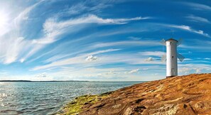 بالقرب من الشاطئ