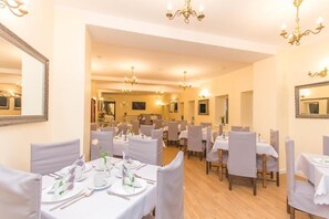 بوفيه فطور يوميًا بتكلفة قدرها (25 PLN للشخص)