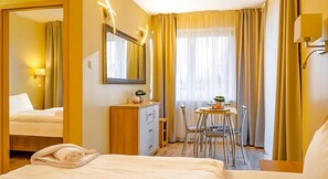 Perhehuoneisto, useita sänkyjä | Äänieristys, silitysrauta/-lauta, ilmainen Wi-Fi, vuodevaatteet