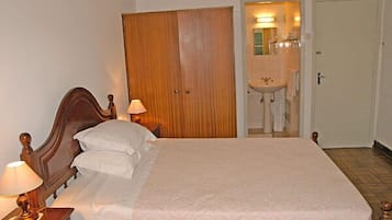 Doppelzimmer, eigenes Bad | Zimmersafe, kostenlose Babybetten, kostenloses WLAN, Bettwäsche