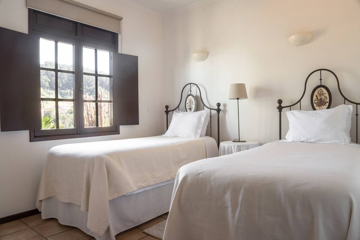 Appartement, 2 slaapkamers | Een kluis op de kamer, verduisterende gordijnen, gratis wifi, beddengoed