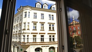 Un edificio de varias plantas con un estilo arquitectónico clásico, que presenta ventanas arqueadas y una fachada simétrica.