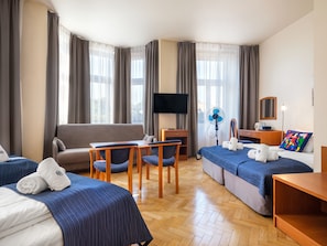 Quadruple Room, 1 Bedroom, Private Bathroom | Premium bedding, desk, laptop workspace, blackout curtains - Kosmopolita Rooms (Kraków)