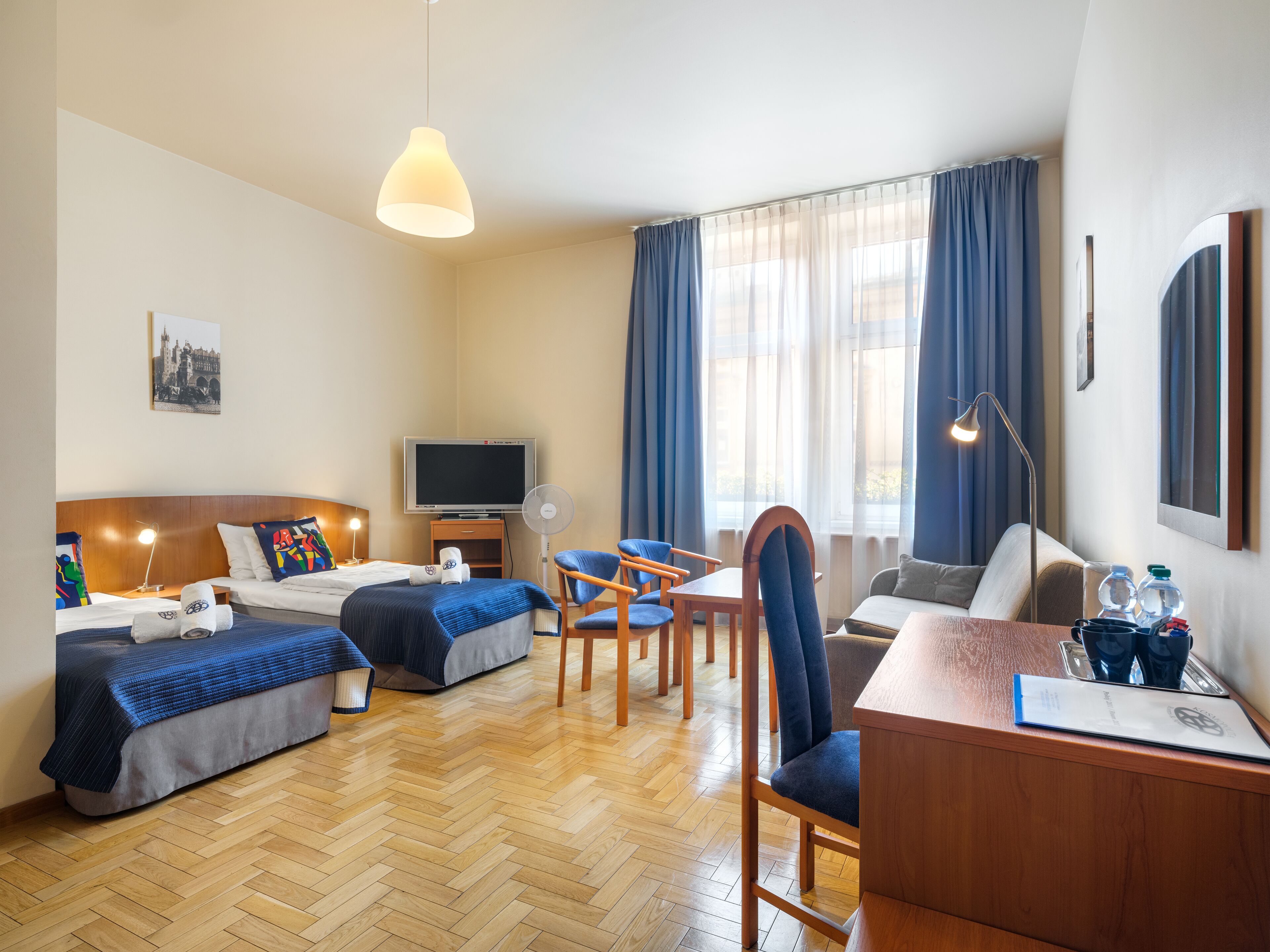 Triple Room, Non Smoking, Private Bathroom | Peralatan tempat tidur premium, meja, ruang kerja komputer riba 