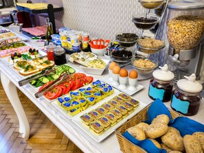 Breakfast buffet - Kosmopolita Rooms (Kraków)