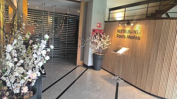 Melayani sarapan, makan siang, makan malam; sajian masakan Portugis