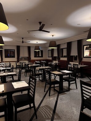 Breakfast, lunch, dinner served; Portuguese cuisine  - Douro Marina Hotel & SPA (Resende)