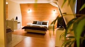 A modern bedroom with a wooden headboard, a bed with pillows, bedside tables, and a nightstand. - Douro Marina Hotel & SPA (Resende)