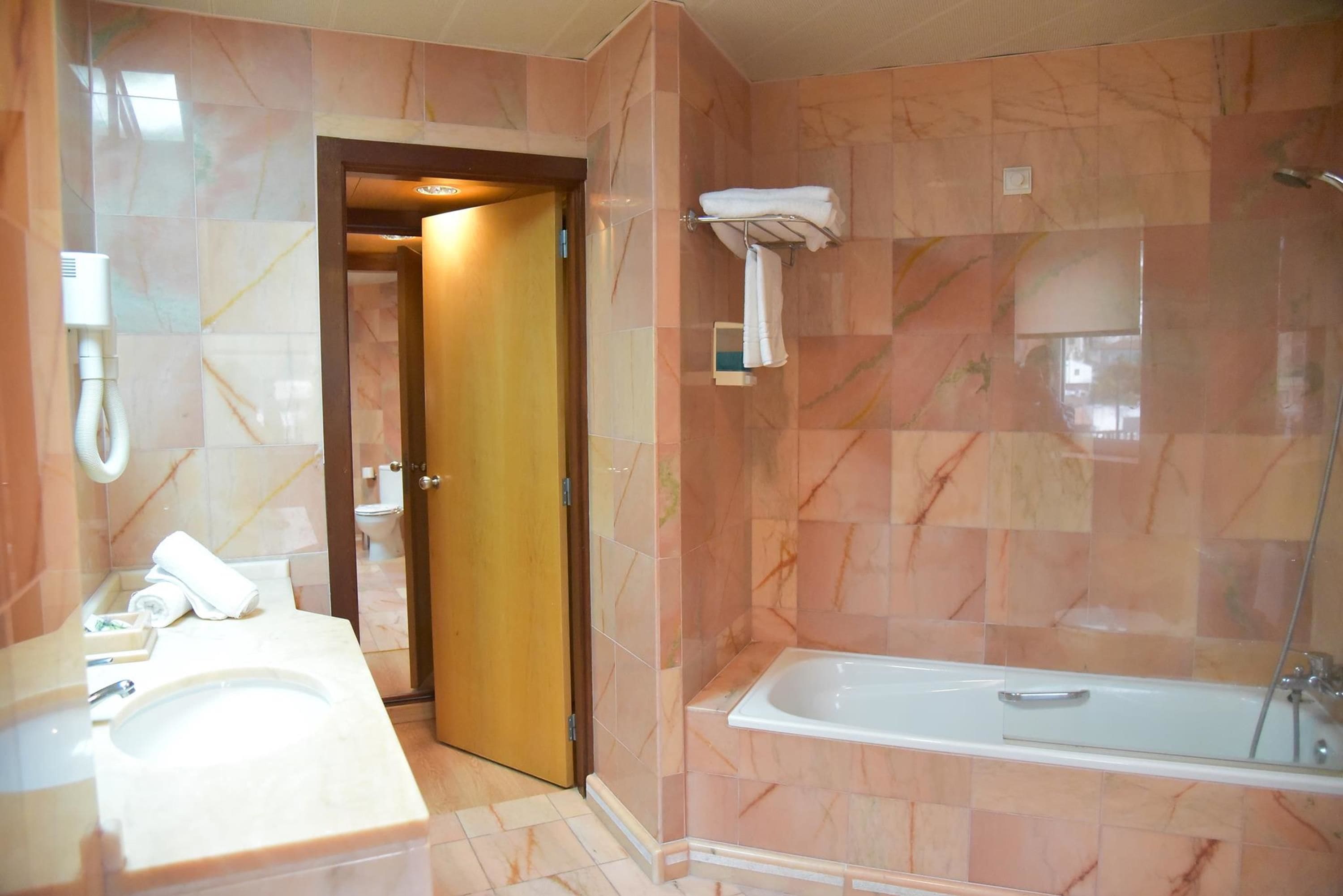 superior double or twin room | bathroom | bathtub, rainfall showerhead, free toiletries, hair dryer