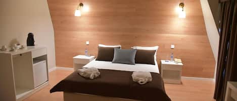 Suite, Hot Tub | In-room safe, desk, blackout drapes, soundproofing