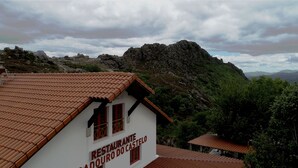 Un edificio con techo de tejas y un letrero que dice "RESTAURANTE DOOURO DO CASTELO".
