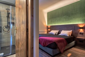 Escritorio, wifi gratis y ropa de cama