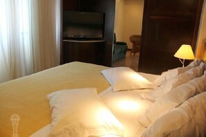 Minibar, in-room safe, free cribs/infant beds, free WiFi - Parnaso Hotel (Balneario Camboriu)