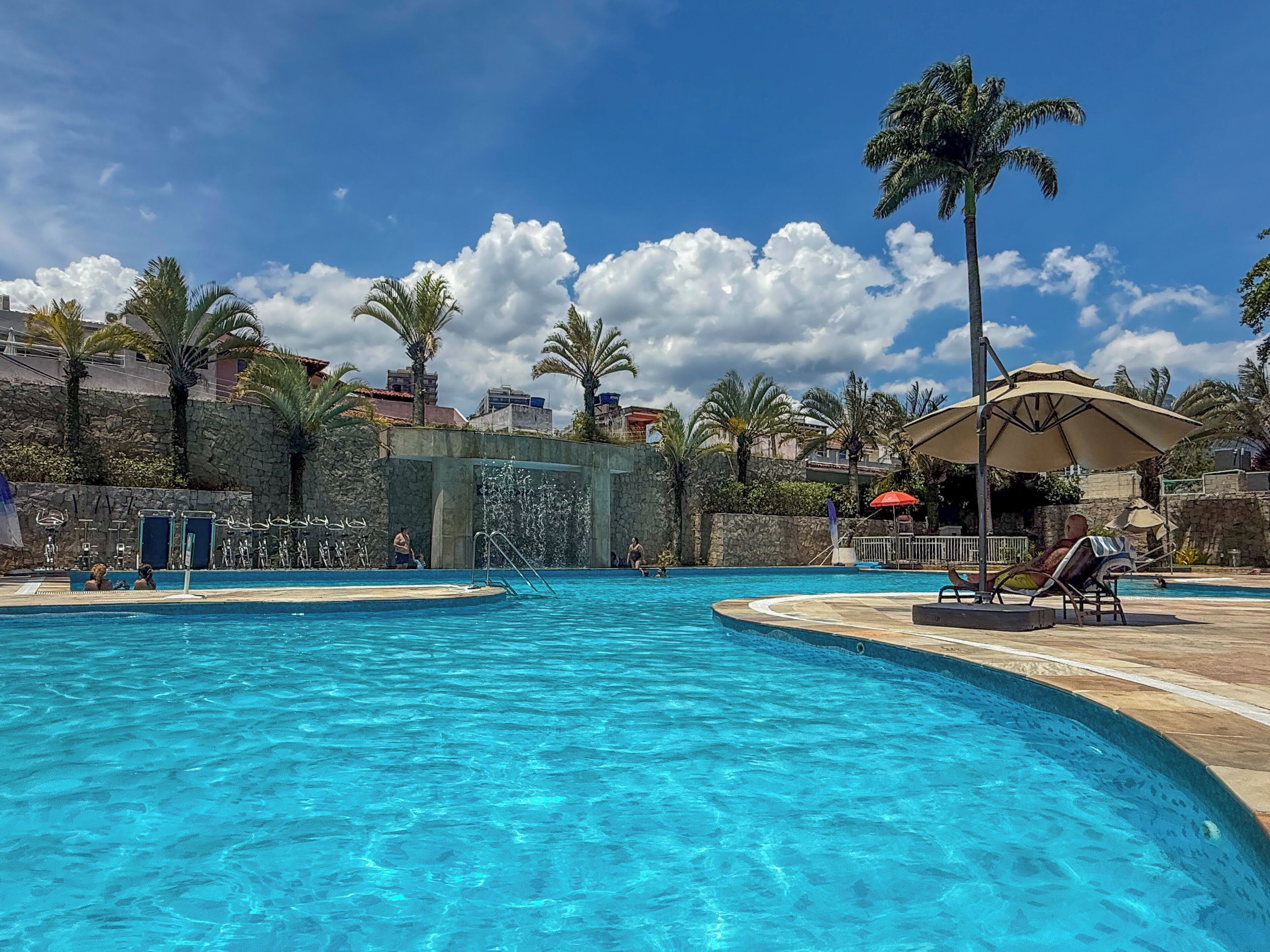 5 Außenpools, geöffnet von 08:00 Uhr bis 20:00 Uhr, Sonnenschirme