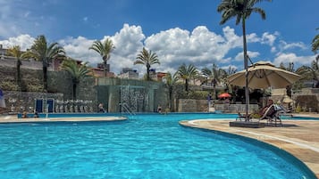 5 piscines extérieures, parasols de plage, chaises longues