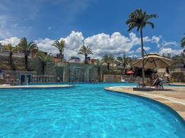 5 piscinas externas, funciona das 8h às 20h, guarda-sóis