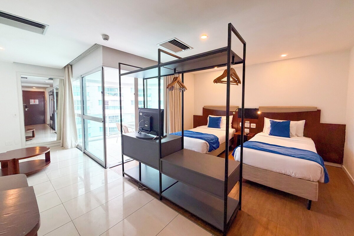 Deluxe Room, 2 Twin Beds | Minibar, in-room safe, desk, laptop workspace