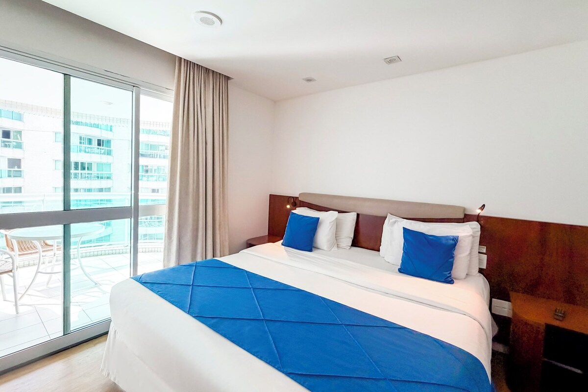 Deluxe Room, 1 Queen Bed | Minibar, in-room safe, desk, laptop workspace