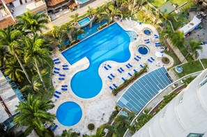 5 albercas al aire libre, sombrillas en la alberca y camastros 