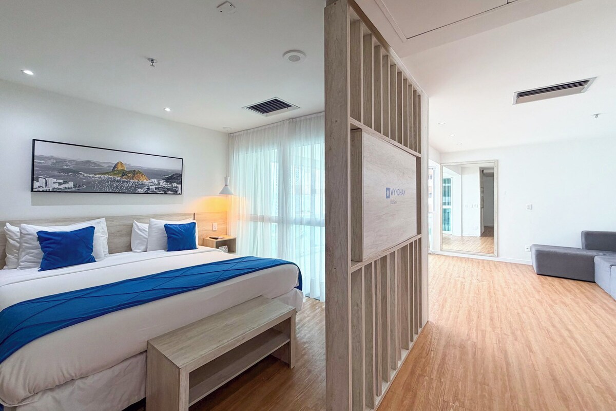 Premium Suite Queen | Minibar, in-room safe, desk, laptop workspace