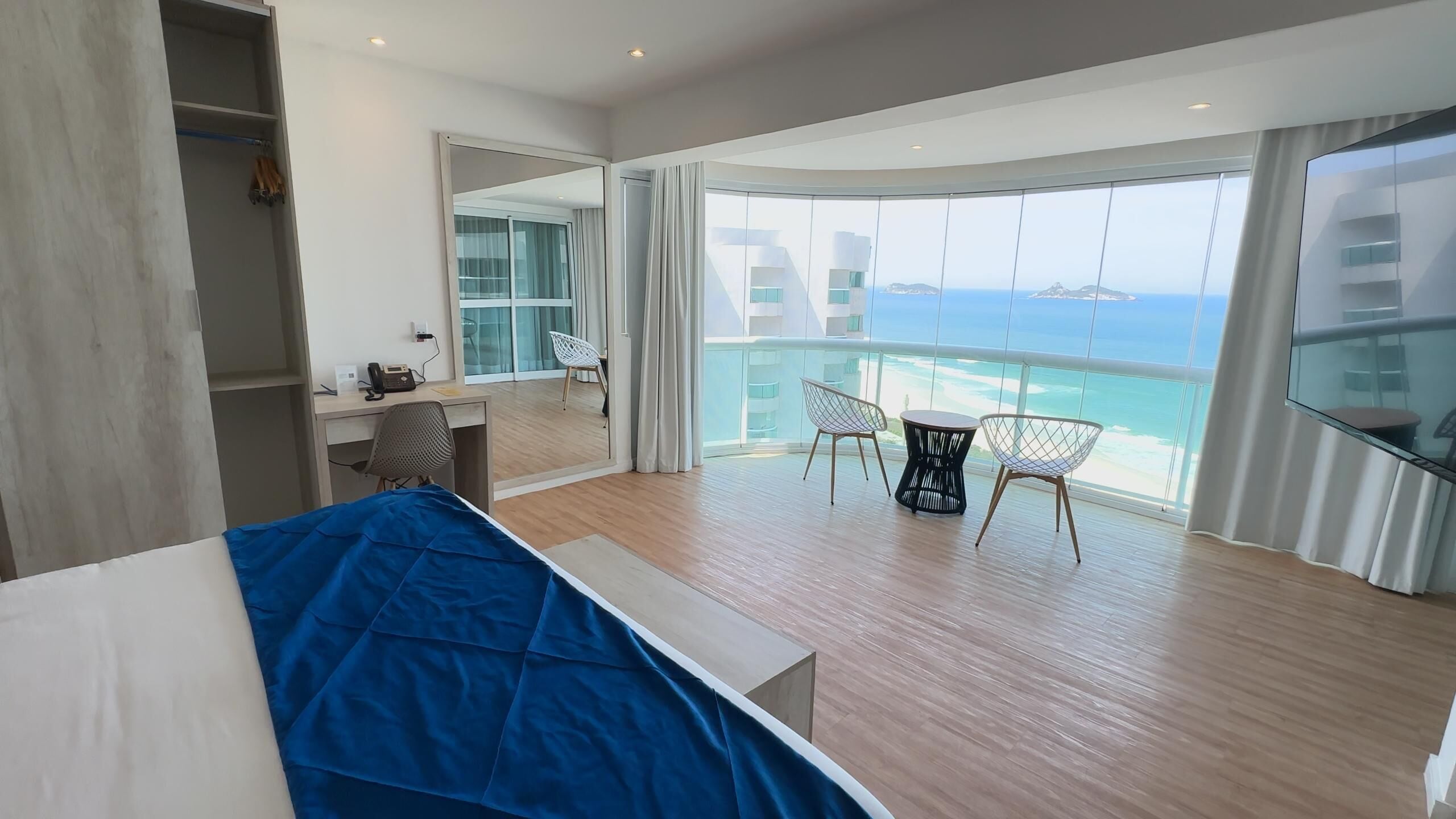 มินิบาร์, ตู้นิรภัยในห้องพัก, โต๊ะทำงาน, พื้นที่ทำงานแบบใช้แล็ปท็อป