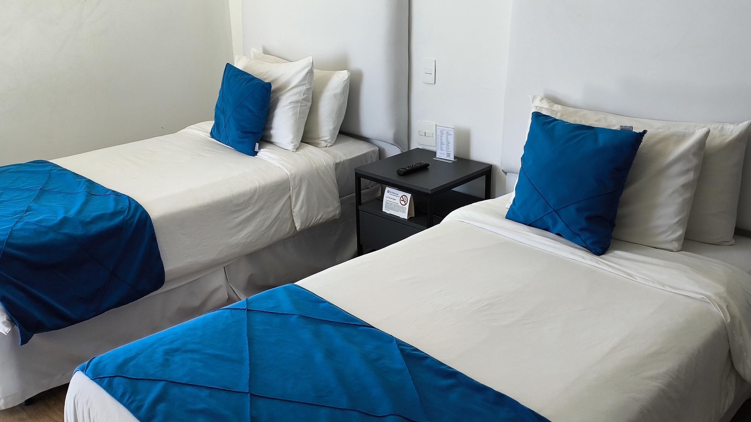 มินิบาร์, ตู้นิรภัยในห้องพัก, โต๊ะทำงาน, พื้นที่ทำงานแบบใช้แล็ปท็อป