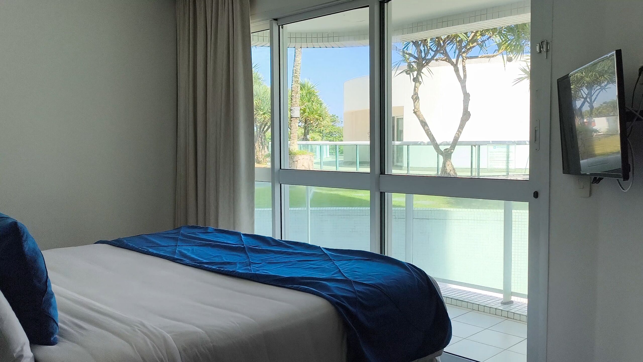 Classic Room, 1 Queen Bed | Minibar, in-room safe, desk, laptop workspace