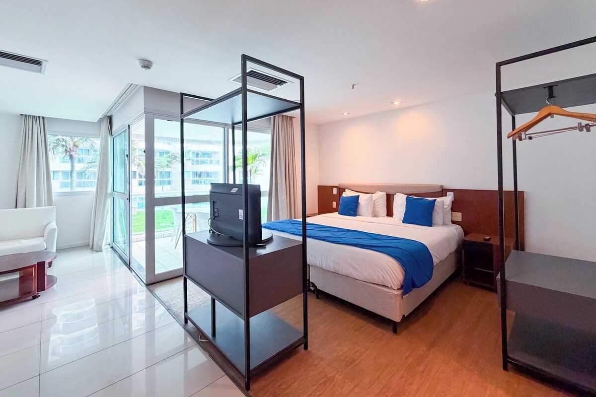 Classic Room, 1 Queen Bed | Minibar, in-room safe, desk, laptop workspace