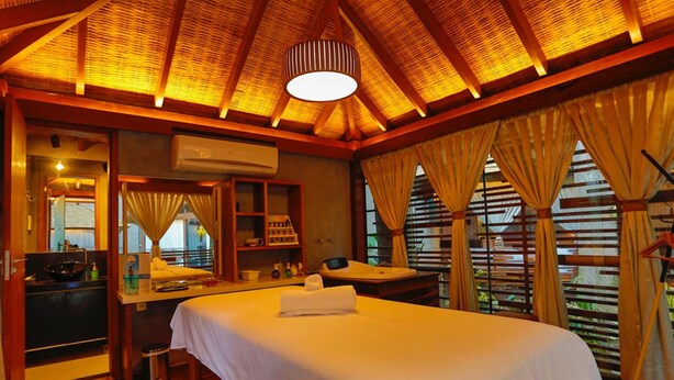 A well-lit room with a bed, a desk, and a vanity area. - Wyndham Rio Barra - Oficial (Rio de Janeiro)