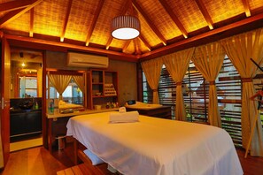 カップル用トリートメントルーム、ホットタブ、ボディ トリートメント、アロマテラピー、ホットストーンマッサージ、マタニティ マッサージ