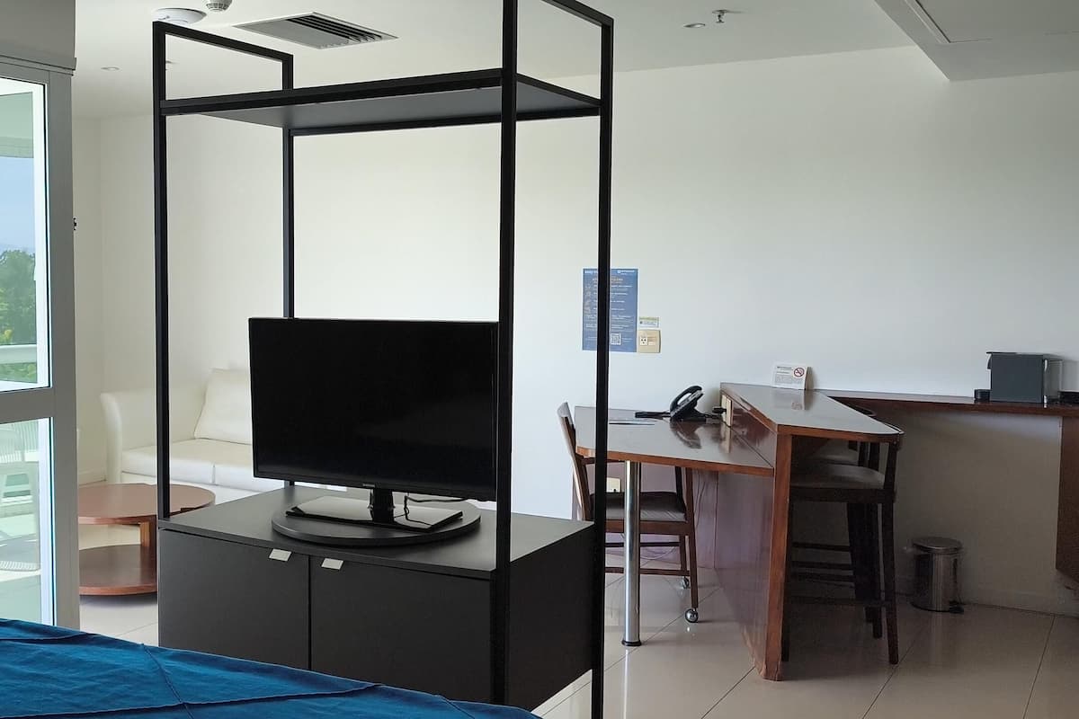 Frigobar, cofres nos quartos, escrivaninha